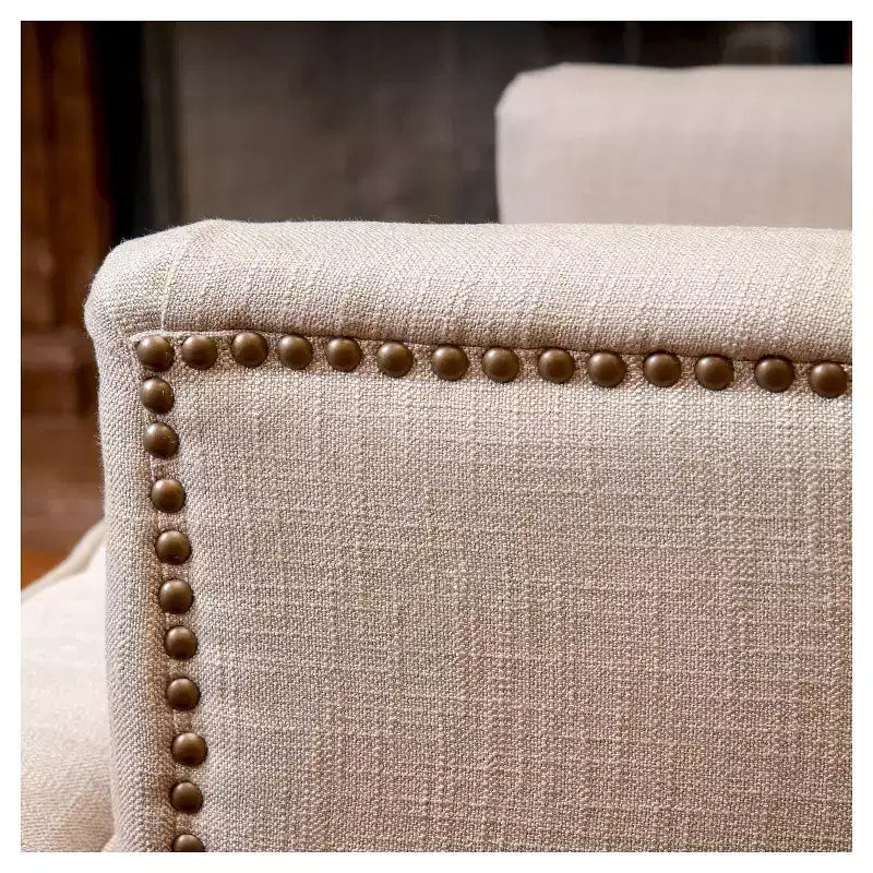Fauteuil Club avec dossier capitonné et clous décoratifs